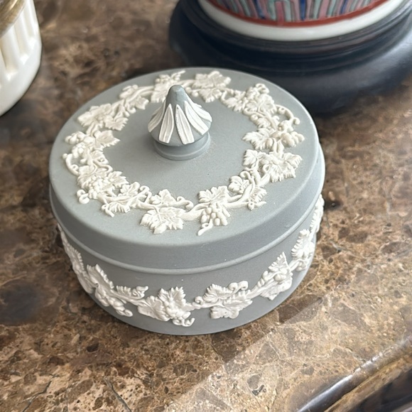 Westwood grey and white round box lovely top grapes and leaves trimming raised - Picture 13 of 14